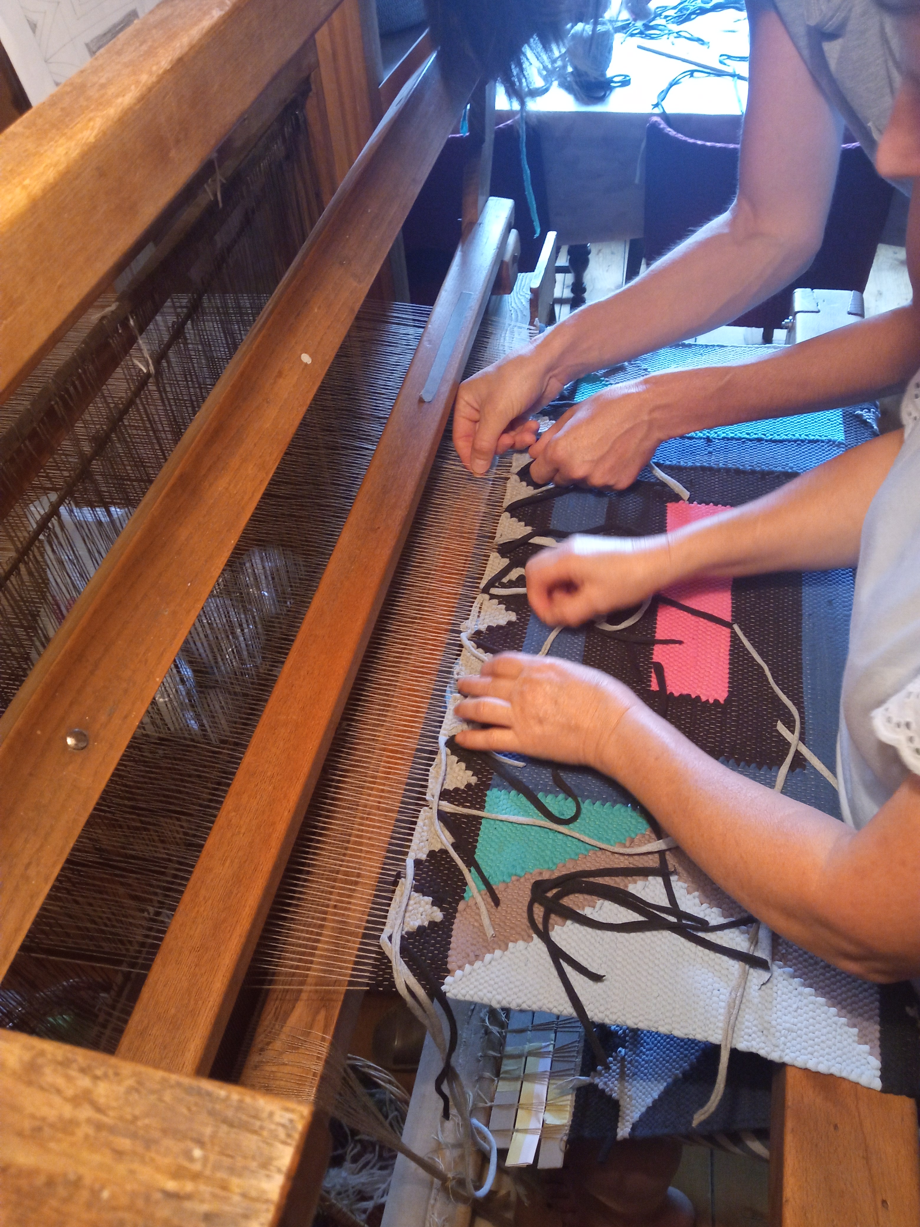 Wspólne tkanie na dużych krosnach Pod Jasieniami