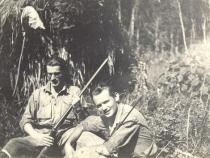 Po prawej stronie pierwszy towarzysz podr&oacute;ży Arkadego Fiedlera - Antoni Wiśniewski (tw&oacute;rca muzeum przyrodniczego w Puszczykowie) z lewej strony Arkady Fiedler